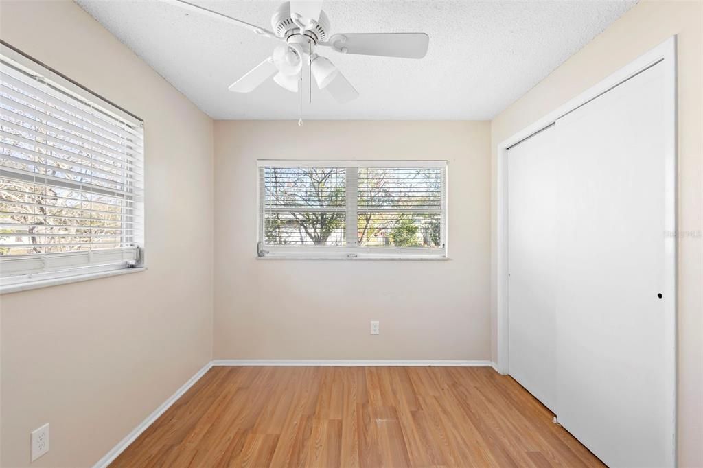 待售: $240,000 (2 贝兹, 1 浴室, 864 平方英尺)