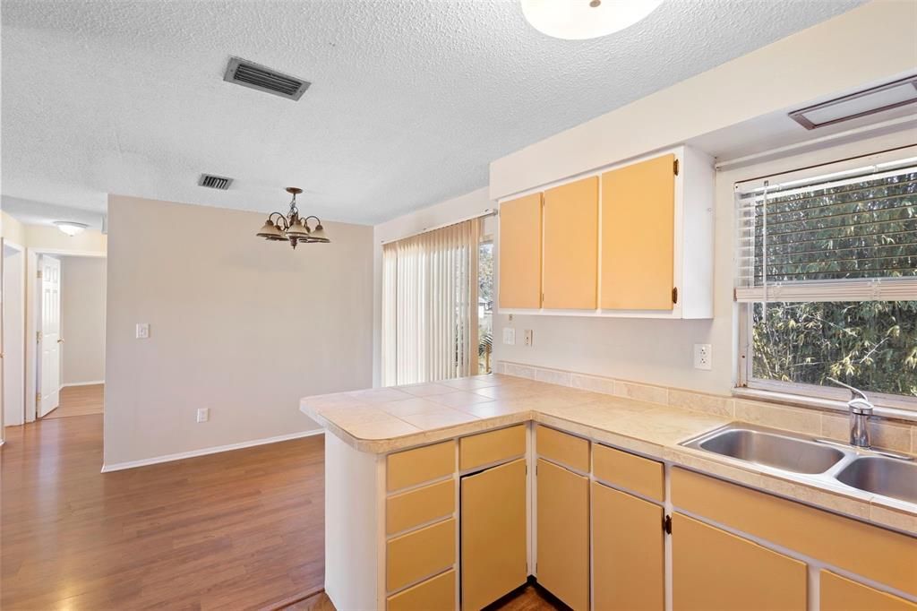 待售: $240,000 (2 贝兹, 1 浴室, 864 平方英尺)