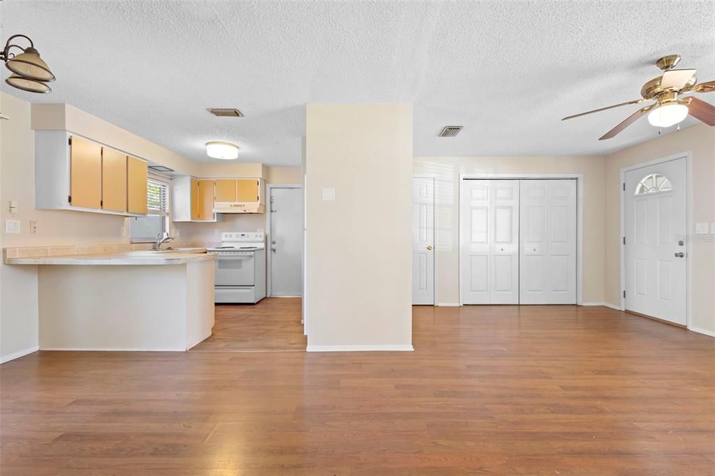 待售: $240,000 (2 贝兹, 1 浴室, 864 平方英尺)