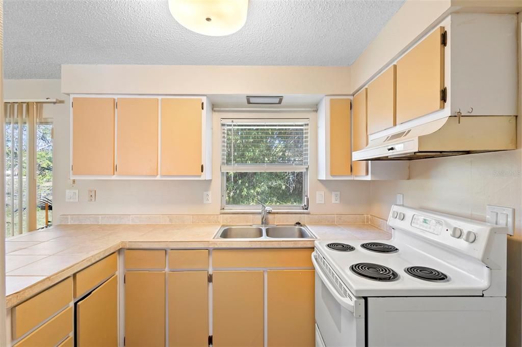 待售: $240,000 (2 贝兹, 1 浴室, 864 平方英尺)