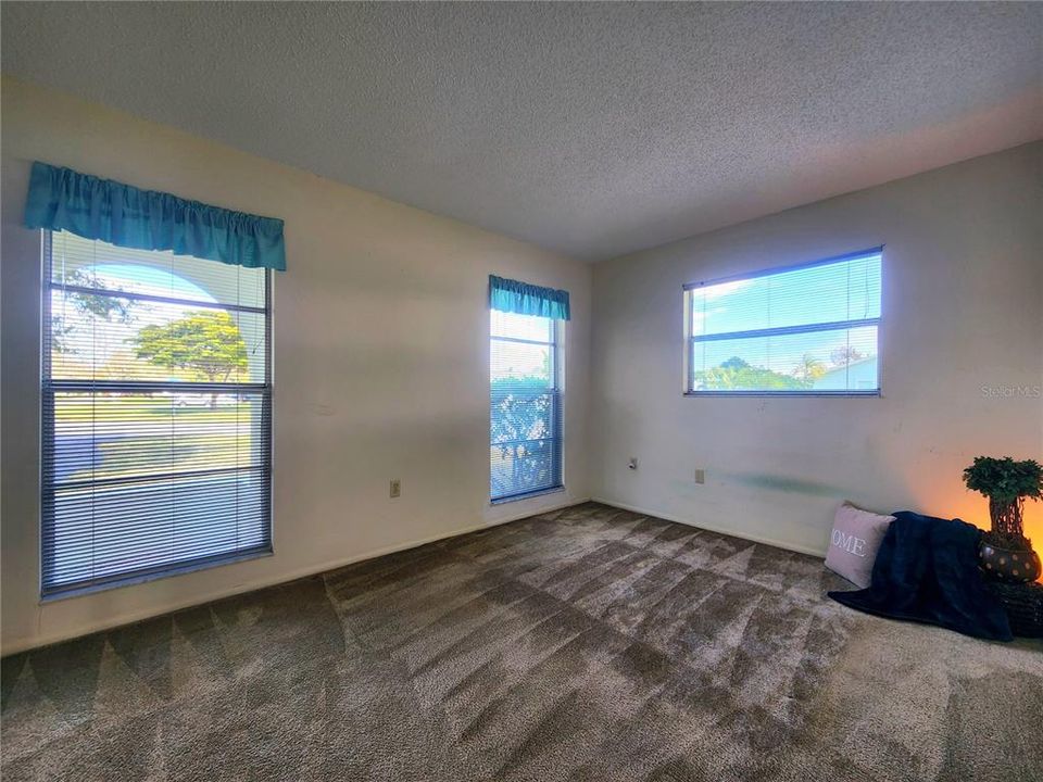 待售: $132,500 (2 贝兹, 1 浴室, 910 平方英尺)