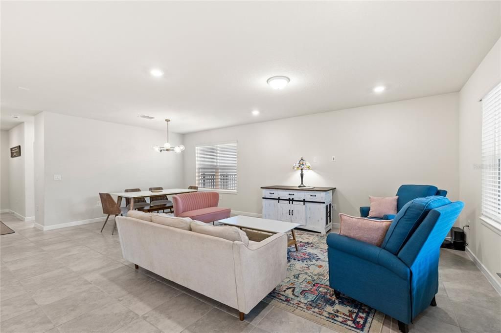 出租: $3,195 (4 贝兹, 3 浴室, 2482 平方英尺)