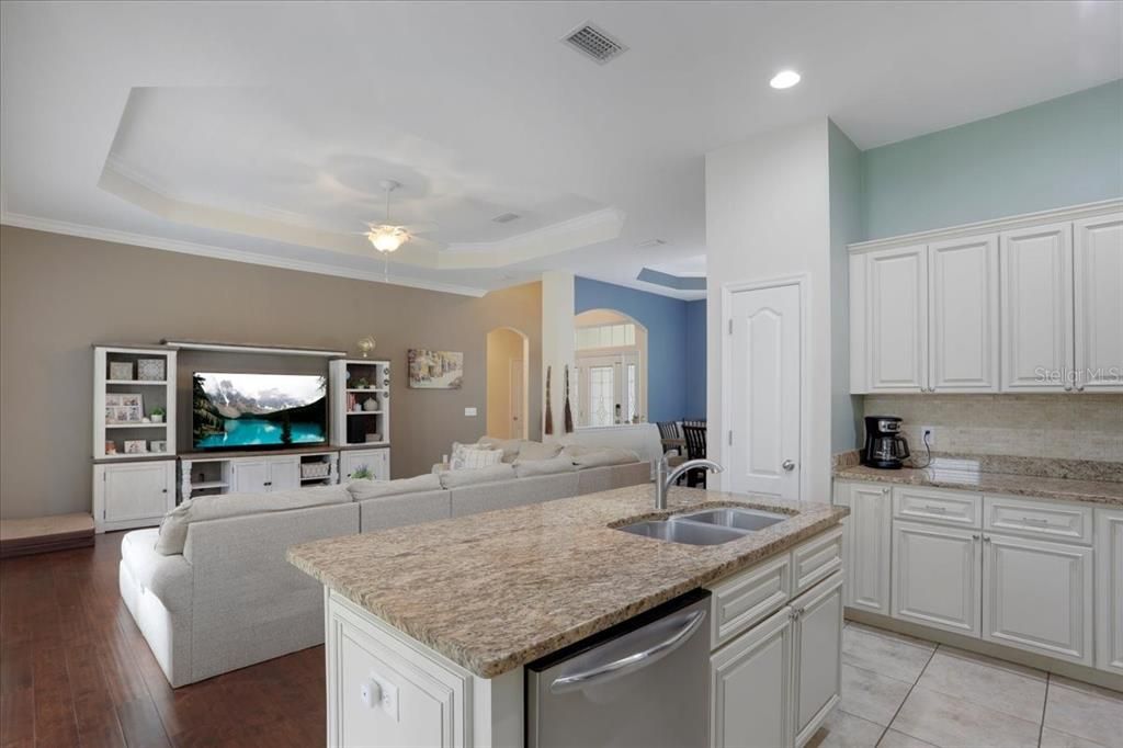 待售: $375,000 (4 贝兹, 2 浴室, 1902 平方英尺)