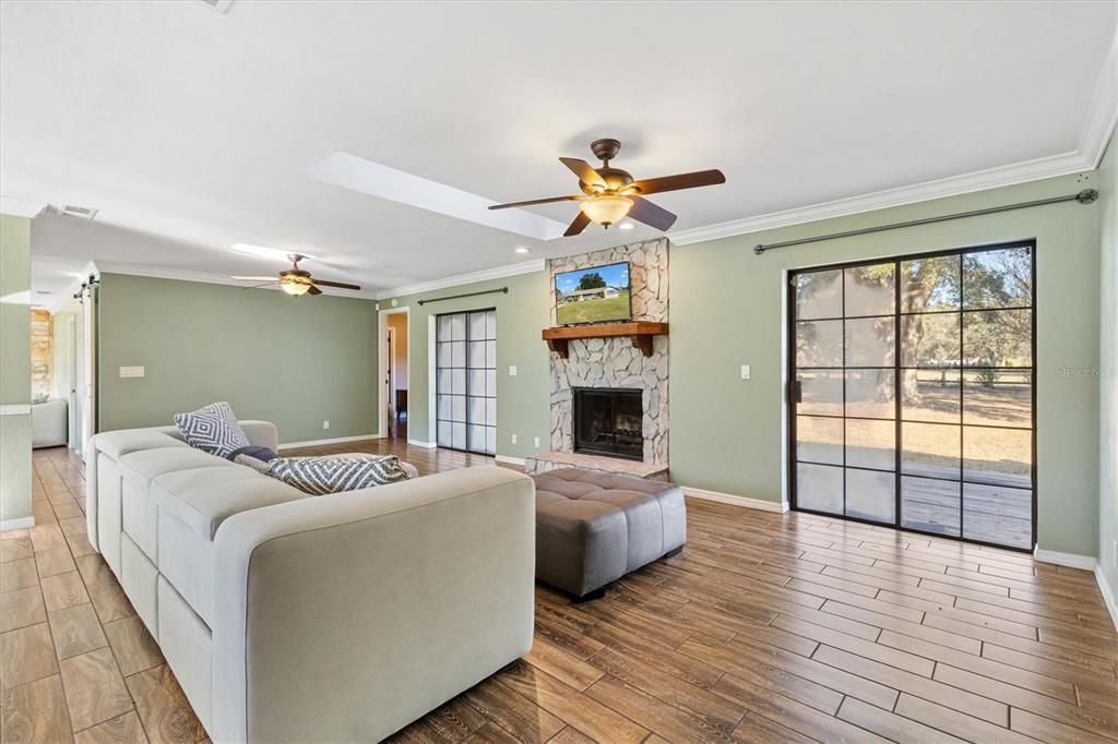 На продажу: $410,000 (3 спален, 2 ванн, 1965 Квадратных фут)