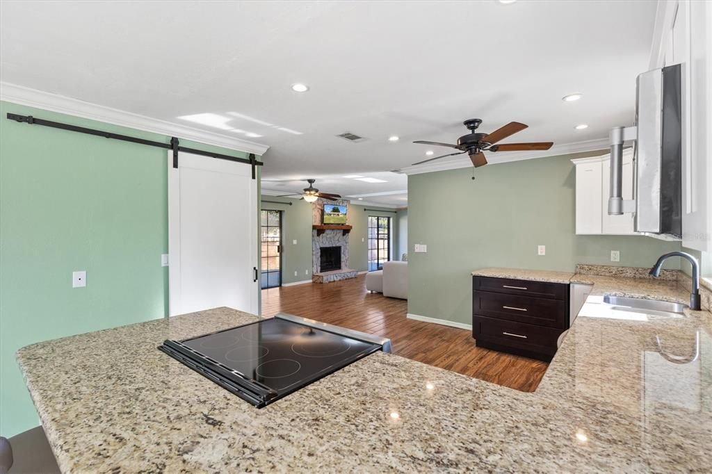 На продажу: $410,000 (3 спален, 2 ванн, 1965 Квадратных фут)