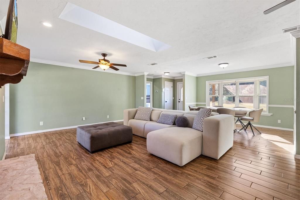 На продажу: $410,000 (3 спален, 2 ванн, 1965 Квадратных фут)