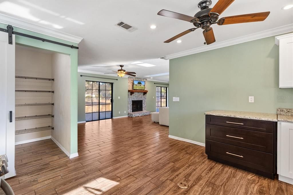 На продажу: $410,000 (3 спален, 2 ванн, 1965 Квадратных фут)