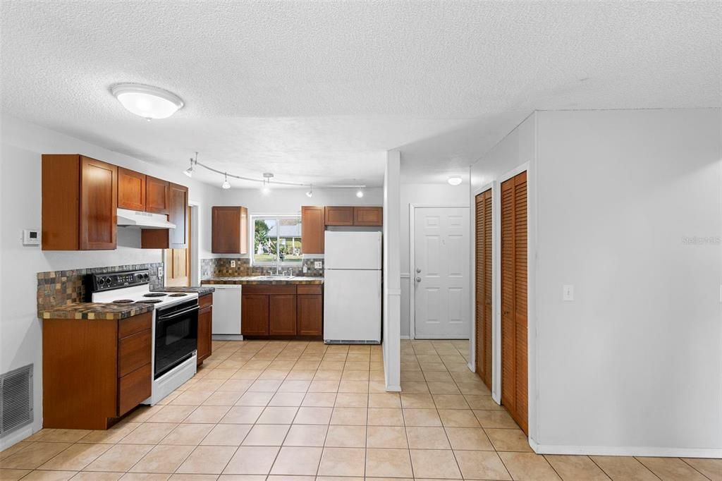 待售: $240,000 (3 贝兹, 1 浴室, 1228 平方英尺)