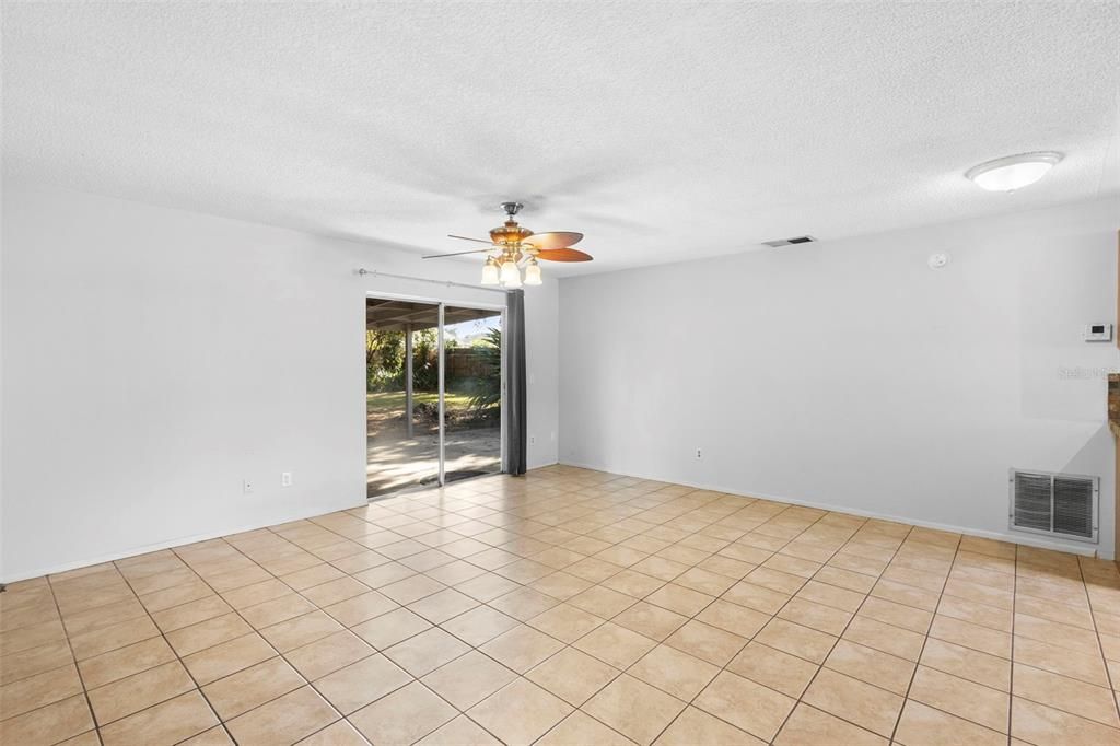 待售: $240,000 (3 贝兹, 1 浴室, 1228 平方英尺)