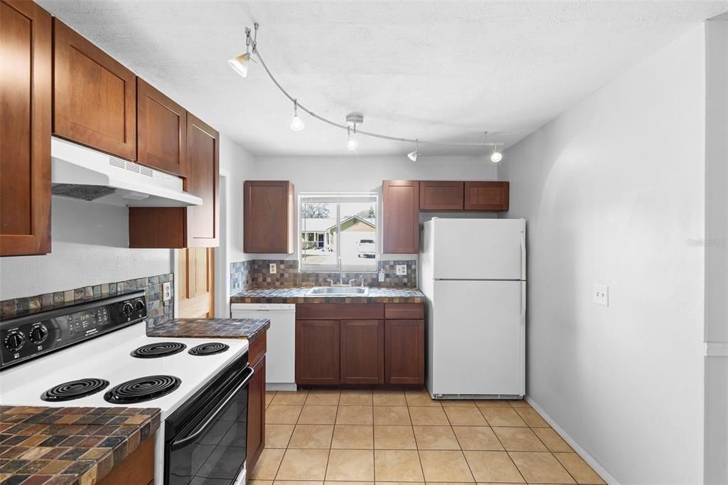 待售: $240,000 (3 贝兹, 1 浴室, 1228 平方英尺)