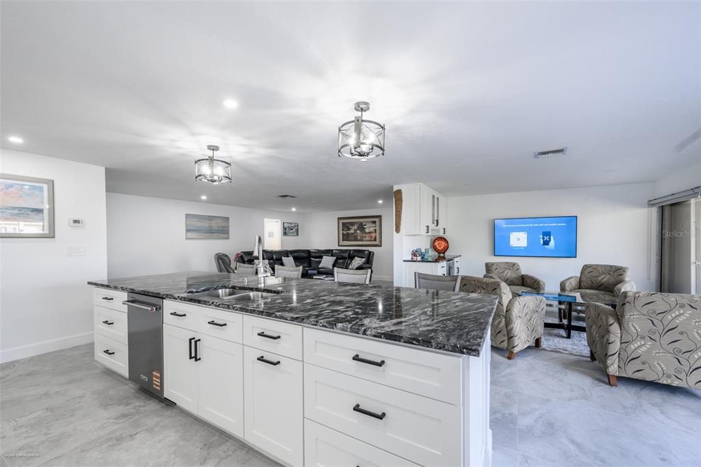 出租: $4,500 (3 贝兹, 2 浴室, 1896 平方英尺)