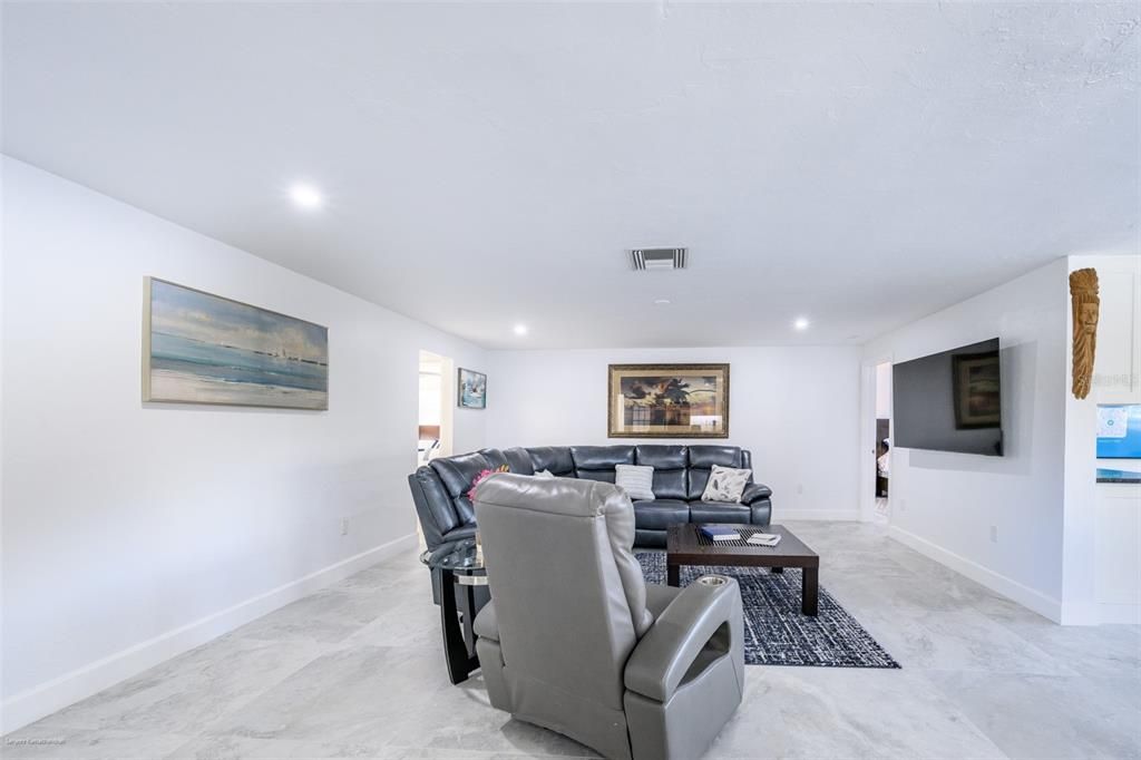 出租: $4,500 (3 贝兹, 2 浴室, 1896 平方英尺)