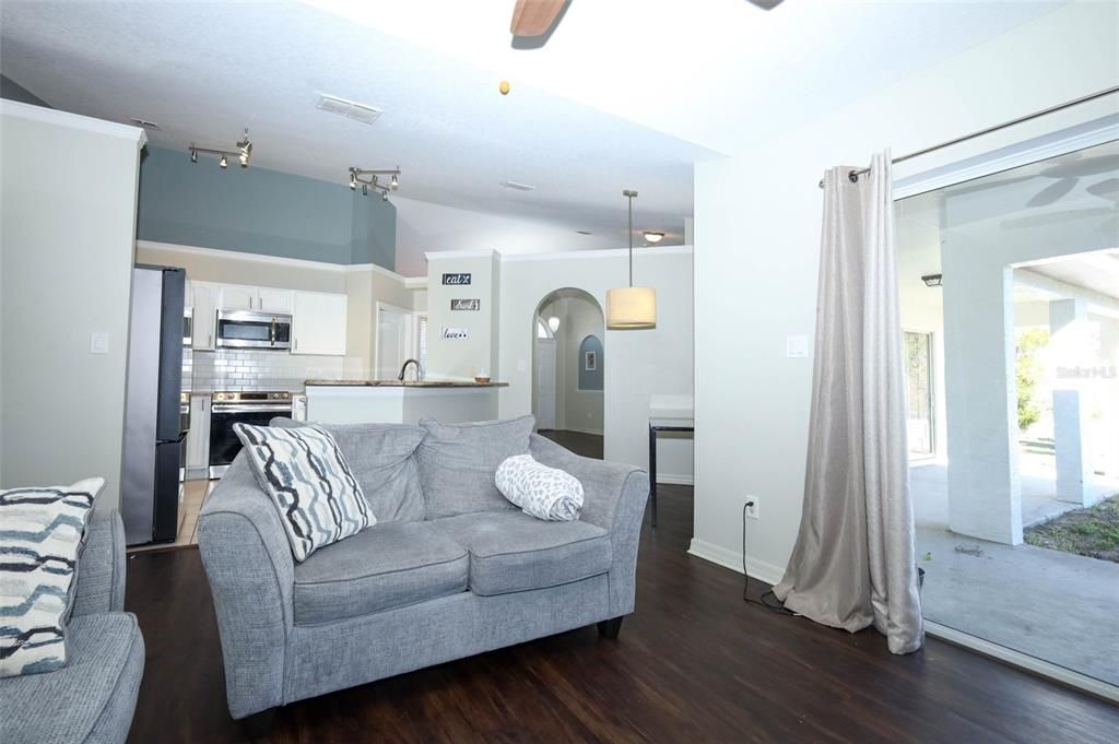 待售: $294,200 (3 贝兹, 2 浴室, 1585 平方英尺)