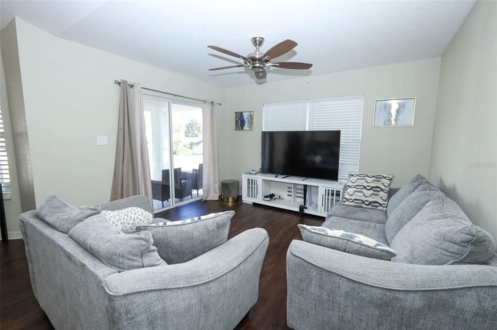 待售: $294,200 (3 贝兹, 2 浴室, 1585 平方英尺)