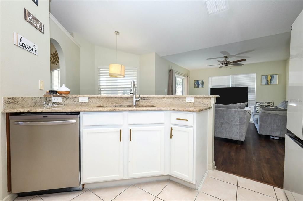 待售: $294,200 (3 贝兹, 2 浴室, 1585 平方英尺)