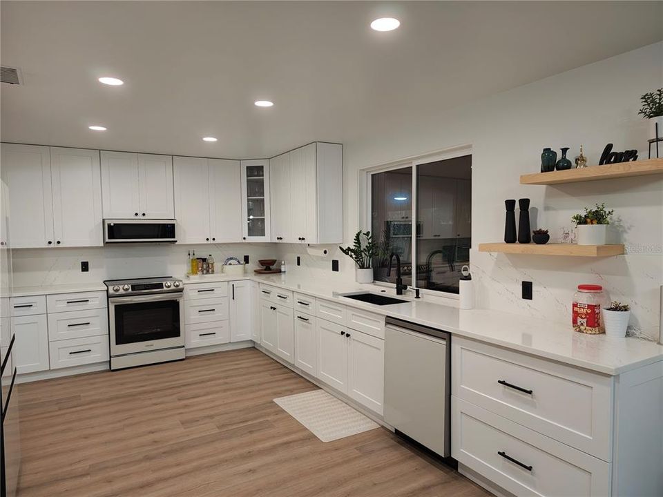 На продажу: $859,900 (3 спален, 3 ванн, 2034 Квадратных фут)