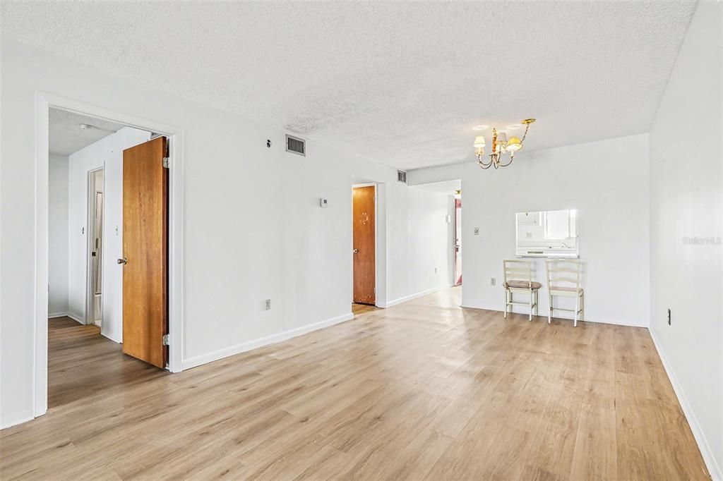 待售: $60,000 (2 贝兹, 1 浴室, 912 平方英尺)