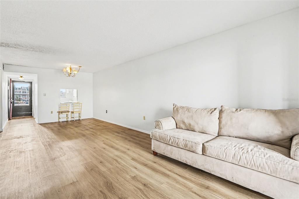 待售: $60,000 (2 贝兹, 1 浴室, 912 平方英尺)