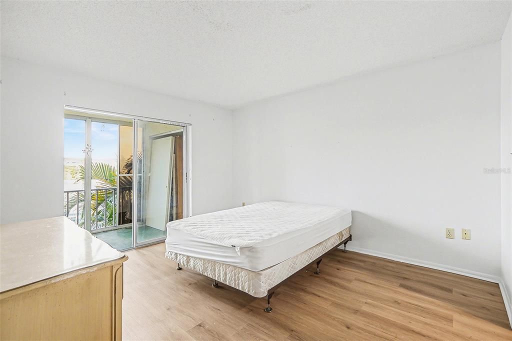 待售: $60,000 (2 贝兹, 1 浴室, 912 平方英尺)