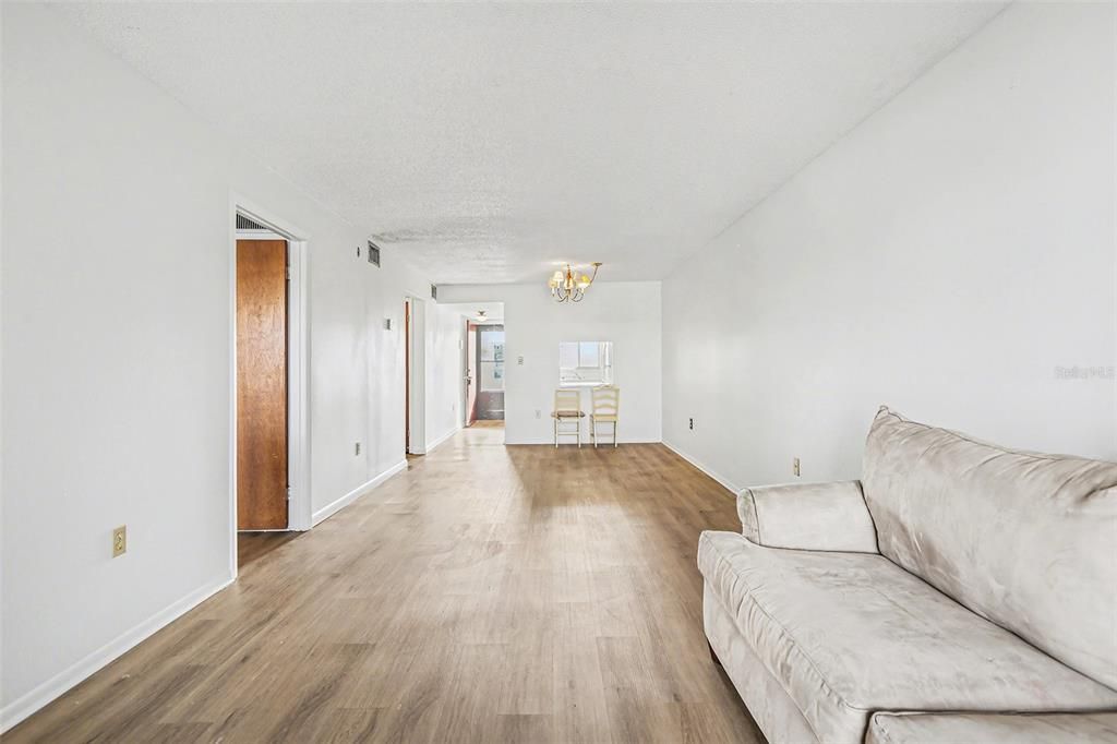 待售: $60,000 (2 贝兹, 1 浴室, 912 平方英尺)