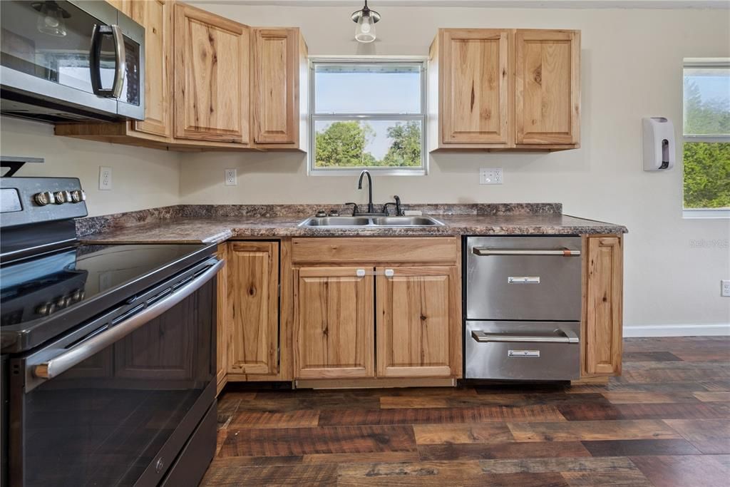 For Sale: $299,900 (3 beds, 2 baths, 1580 Square Feet)