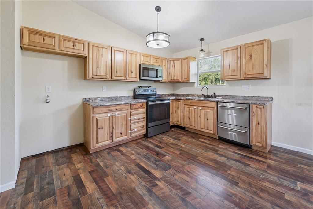 For Sale: $299,900 (3 beds, 2 baths, 1580 Square Feet)