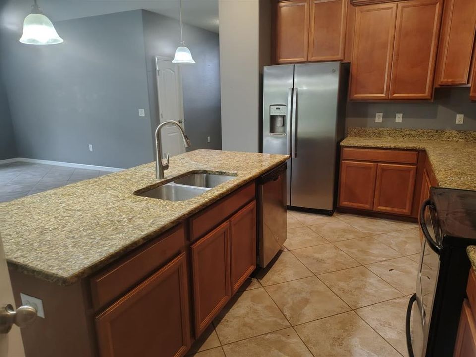 En Renta: $2,250 (4 camas, 3 baños, 2032 Pies cuadrados)