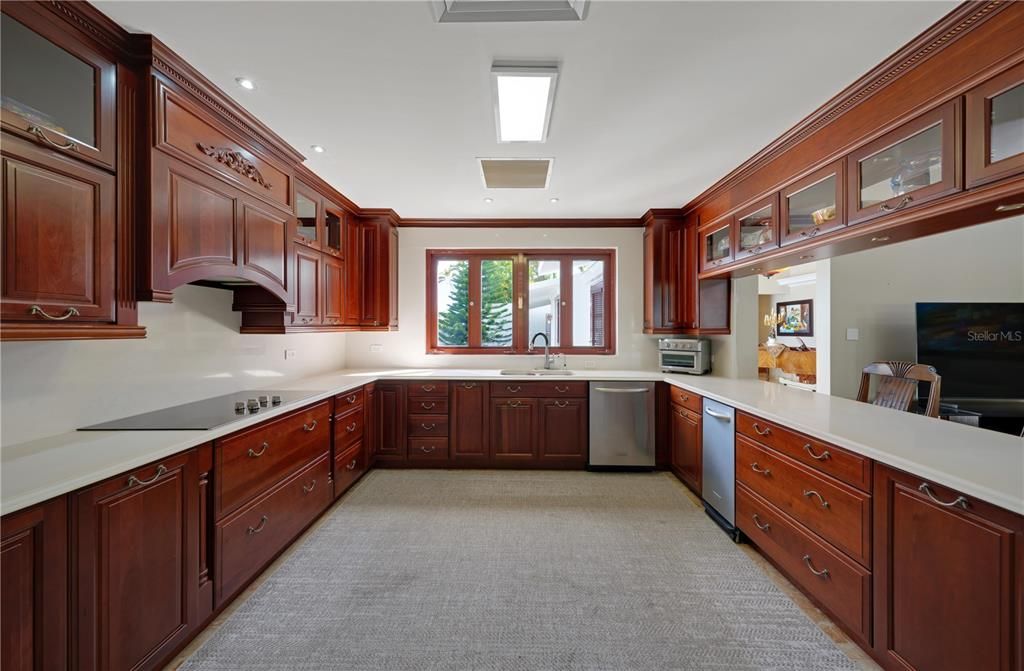 待售: $3,500,000 (7 贝兹, 7 浴室, 9686 平方英尺)