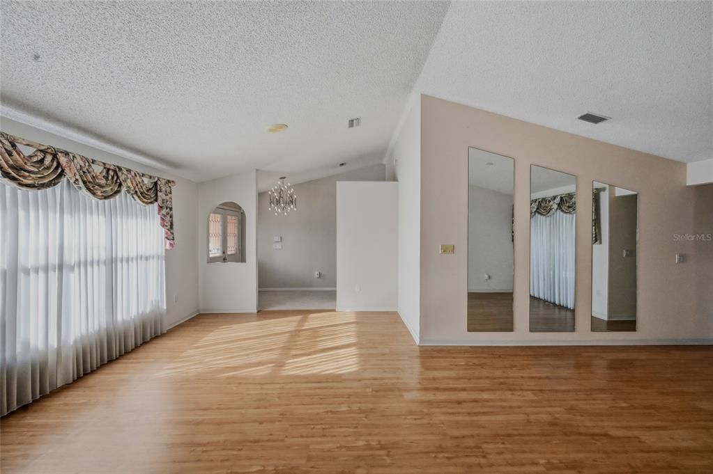 En Venta: $649,000 (3 camas, 2 baños, 2267 Pies cuadrados)