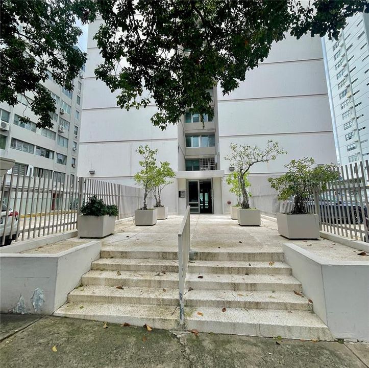 For Rent: $4,400 (2 beds, 2 baths, 1353 Square Feet)