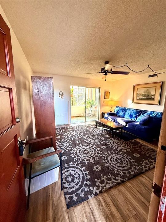 For Sale: $125,000 (2 beds, 1 baths, 885 Square Feet)