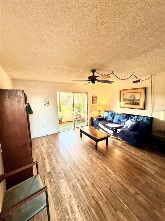 For Sale: $125,000 (2 beds, 1 baths, 885 Square Feet)