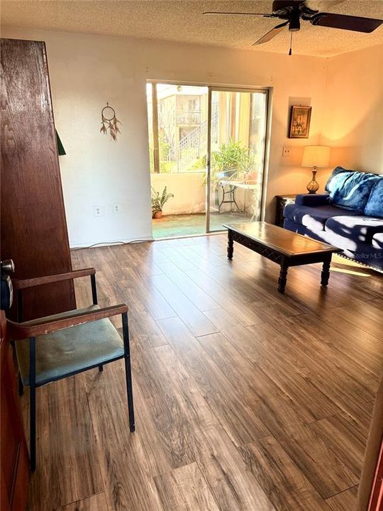 For Sale: $125,000 (2 beds, 1 baths, 885 Square Feet)