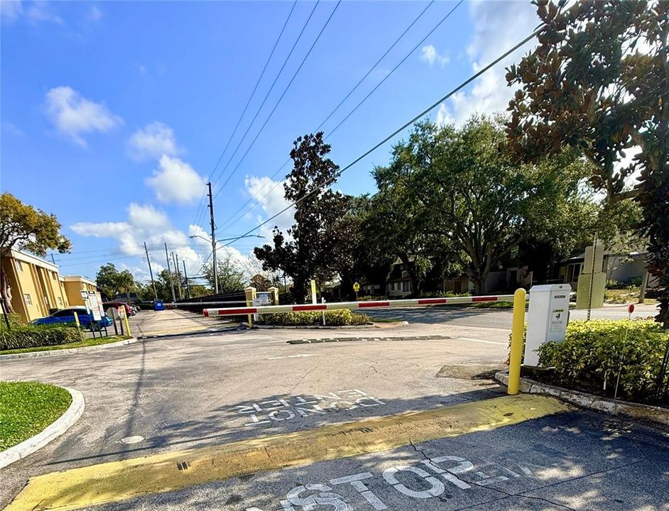 For Sale: $125,000 (2 beds, 1 baths, 885 Square Feet)