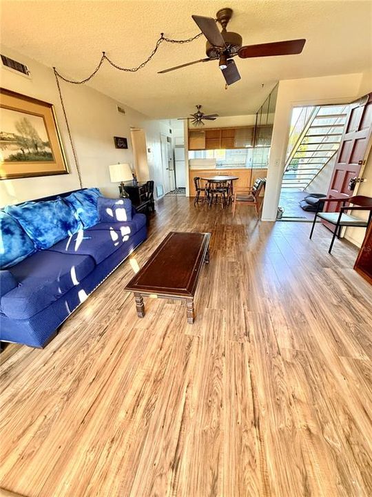 For Sale: $125,000 (2 beds, 1 baths, 885 Square Feet)