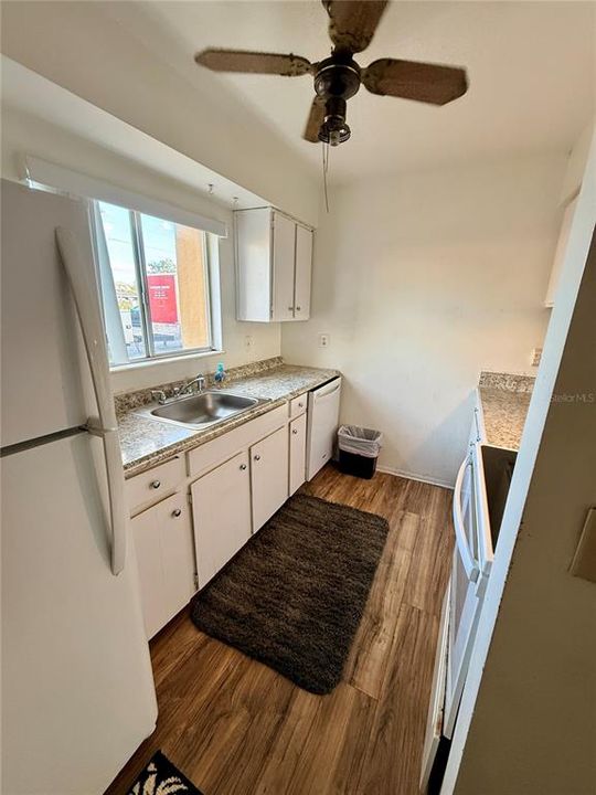 For Sale: $125,000 (2 beds, 1 baths, 885 Square Feet)