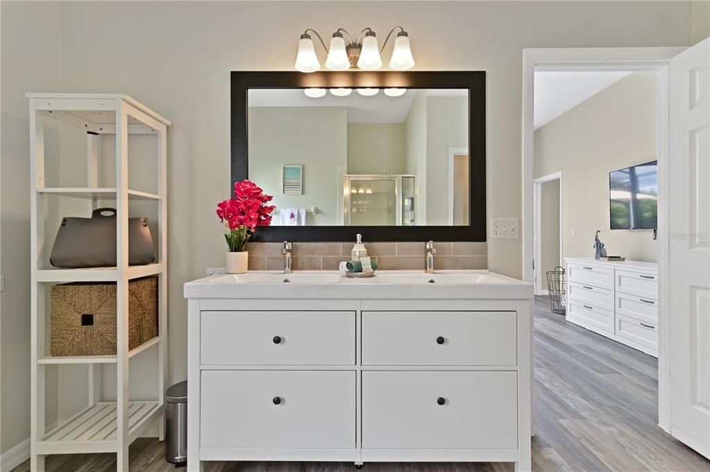 For Sale: $529,000 (6 beds, 4 baths, 2934 Square Feet)