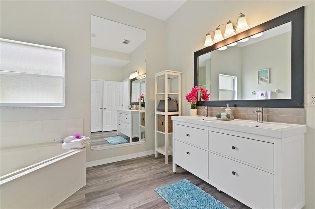 For Sale: $529,000 (6 beds, 4 baths, 2934 Square Feet)