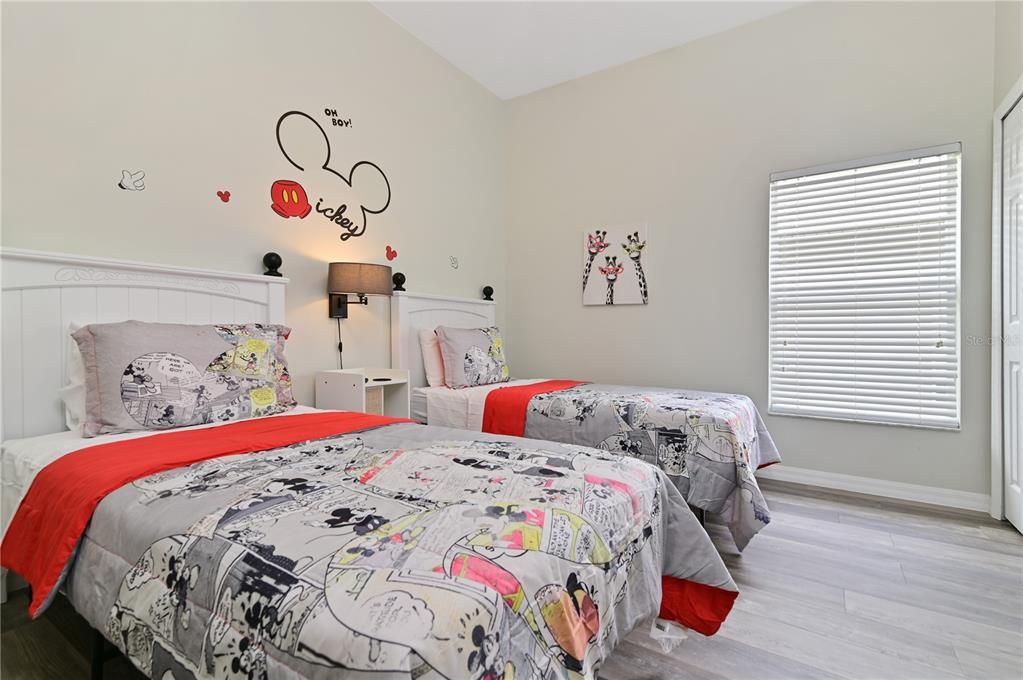 For Sale: $529,000 (6 beds, 4 baths, 2934 Square Feet)