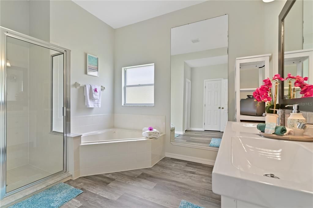 For Sale: $529,000 (6 beds, 4 baths, 2934 Square Feet)