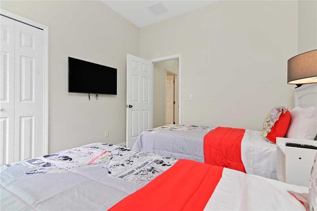 For Sale: $529,000 (6 beds, 4 baths, 2934 Square Feet)