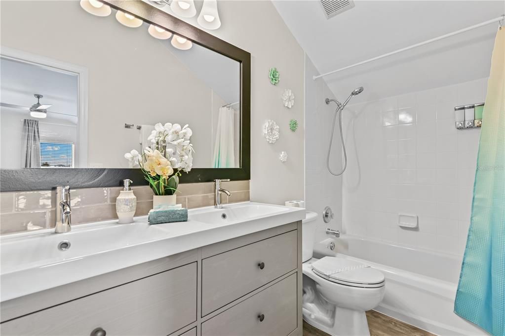 For Sale: $529,000 (6 beds, 4 baths, 2934 Square Feet)