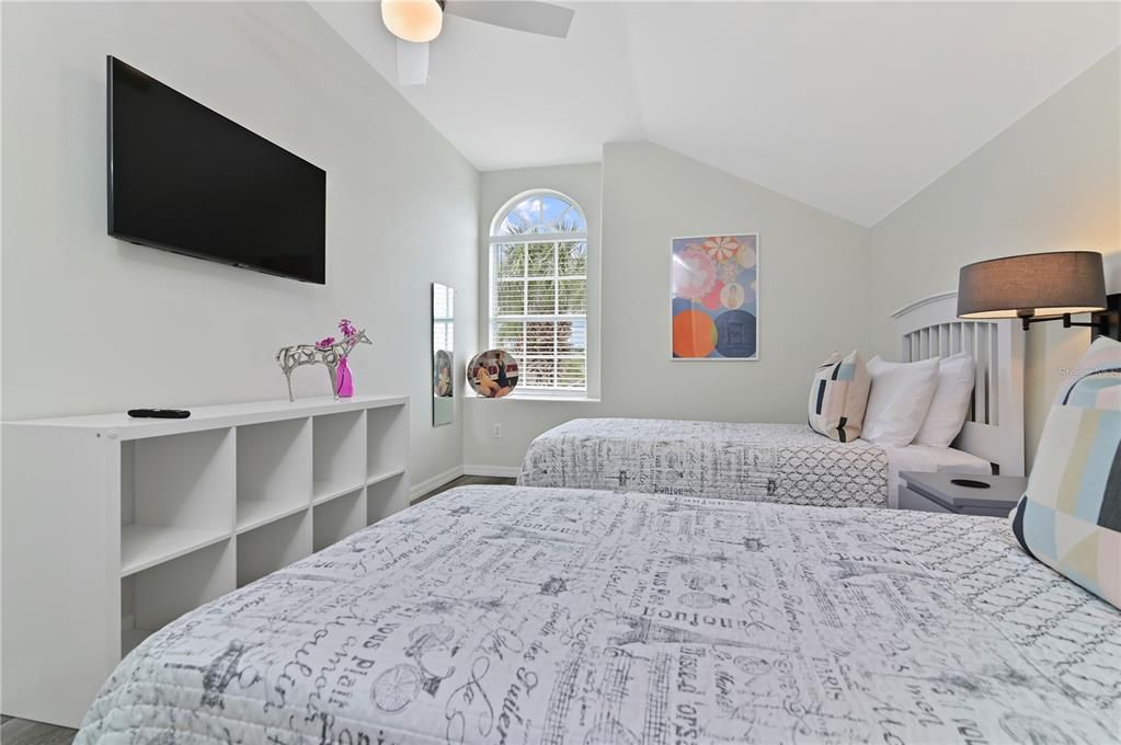 For Sale: $529,000 (6 beds, 4 baths, 2934 Square Feet)