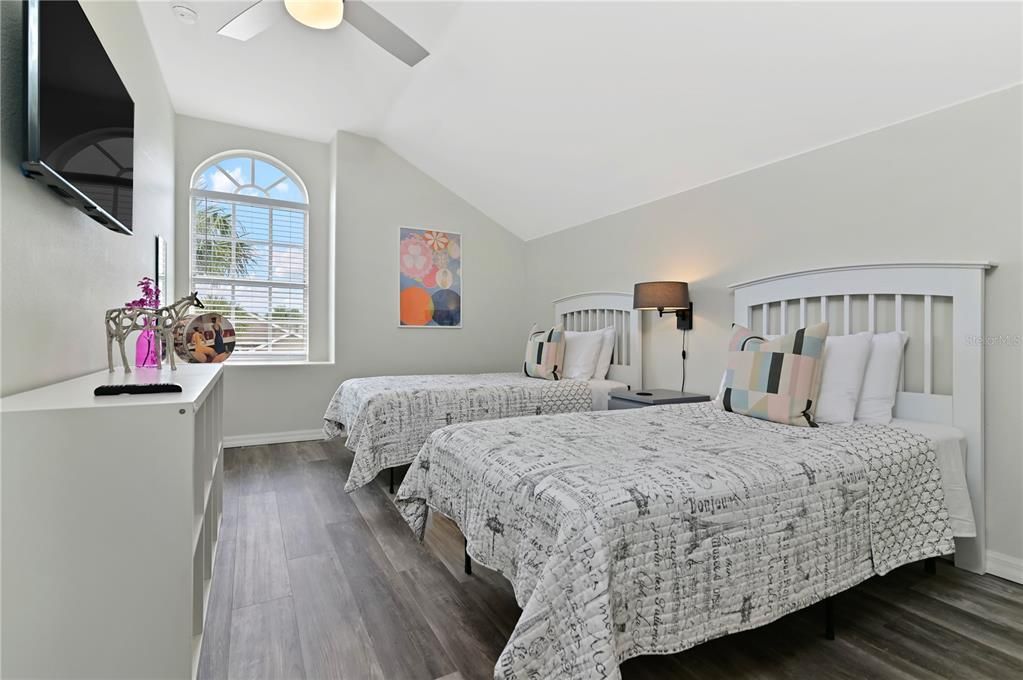 For Sale: $529,000 (6 beds, 4 baths, 2934 Square Feet)