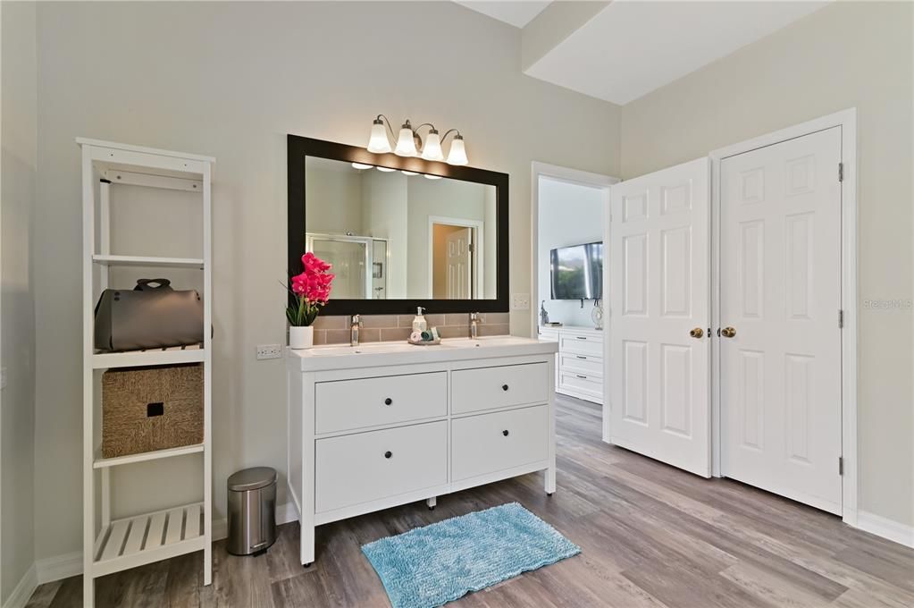 For Sale: $529,000 (6 beds, 4 baths, 2934 Square Feet)