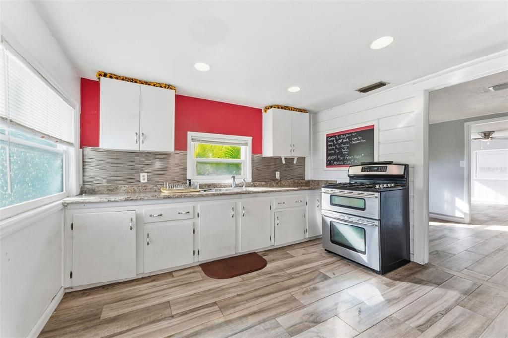 出租: $1,800 (2 贝兹, 1 浴室, 930 平方英尺)