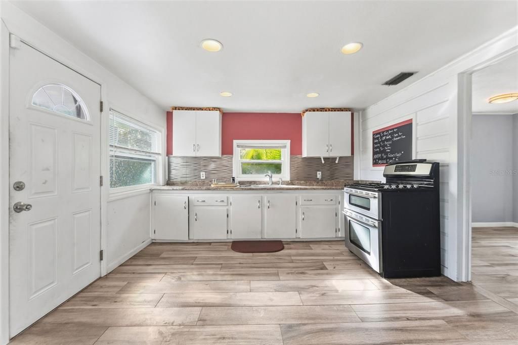 出租: $1,800 (2 贝兹, 1 浴室, 930 平方英尺)