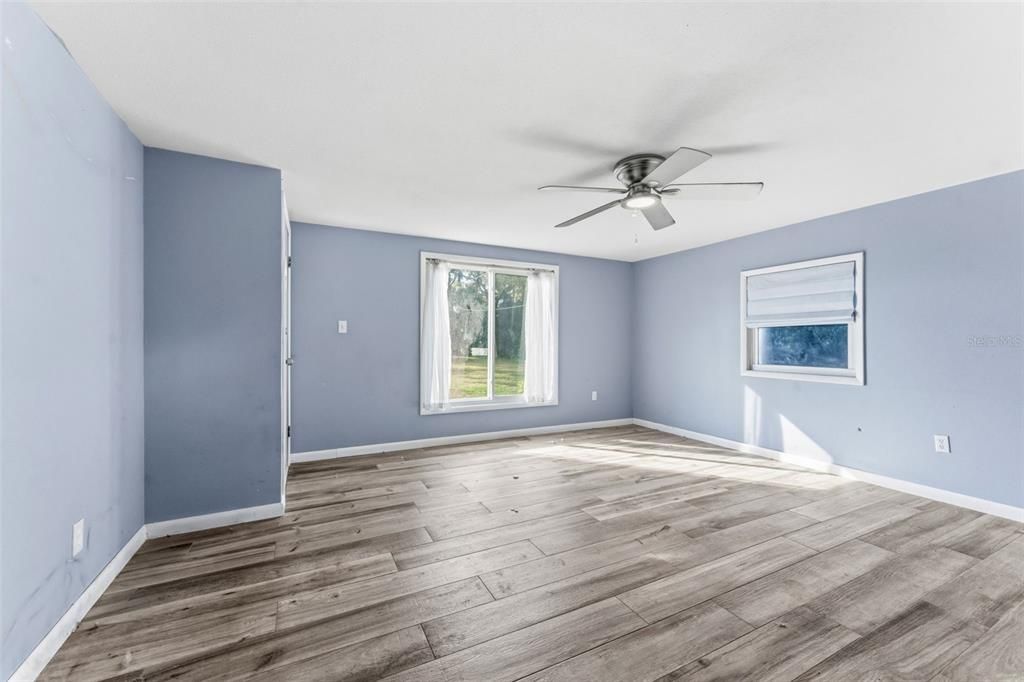 出租: $1,800 (2 贝兹, 1 浴室, 930 平方英尺)