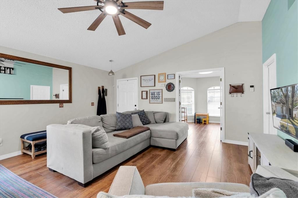 Под контрактом: $330,000 (3 спален, 2 ванн, 1456 Квадратных фут)