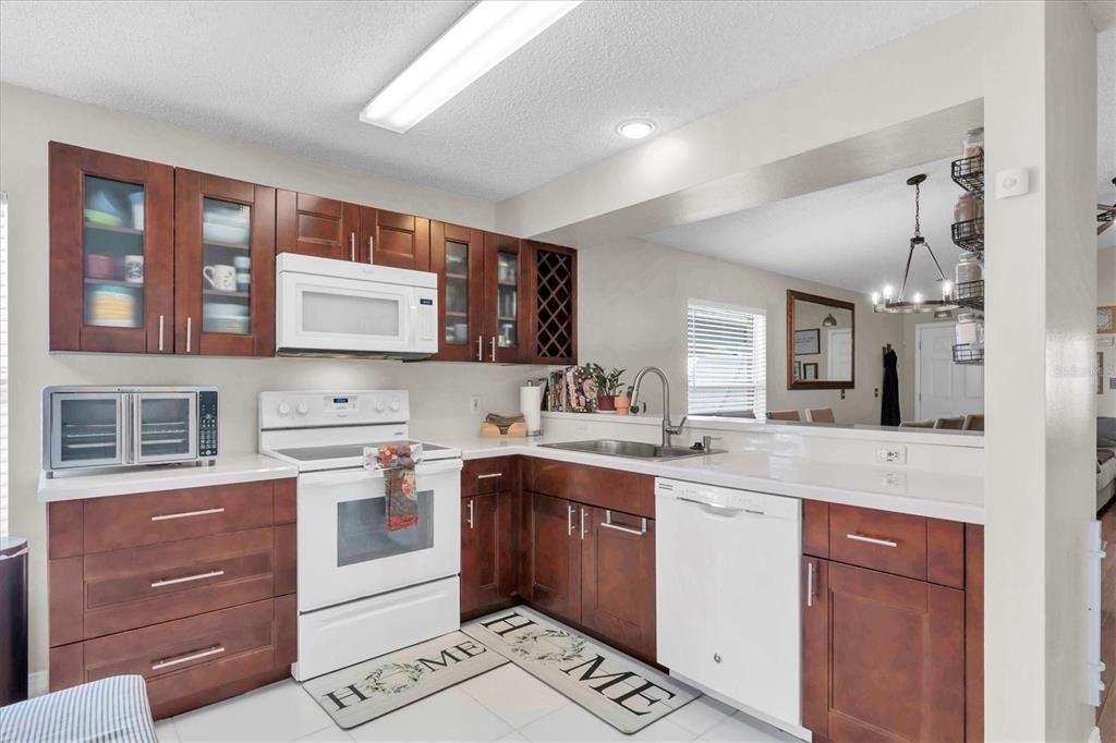 Под контрактом: $330,000 (3 спален, 2 ванн, 1456 Квадратных фут)